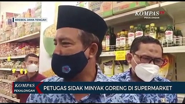 Petugas Sidak Minyak Goreng, Temukan Stok di Dalam Gudang