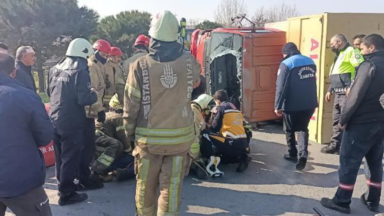 ESENYURT'TA KAMYONET DEVRİLDİ KOLU ARAÇ ALTINDA KALDI