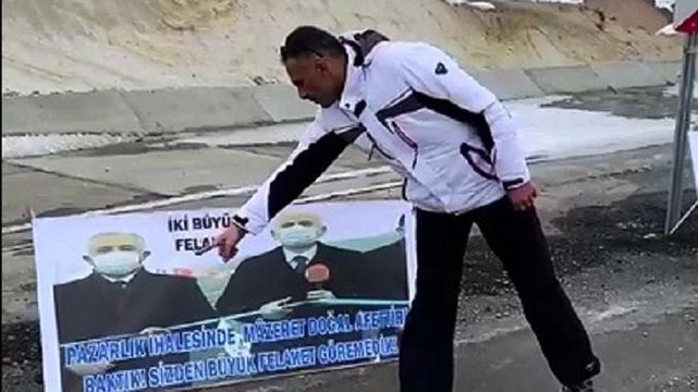 Kaza yaptığı yola tabut koyup yandaş müteahhitleri protesto etti!