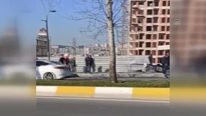 Esenyurt'ta kaldırımda çalışan iki işçi otomobilin çarpması sonucu yaralandı