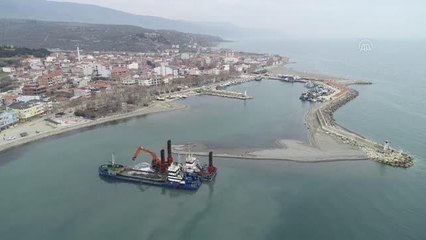 Balıkçıların limana girişini engelleyen taş ve çakıllar temizleniyor