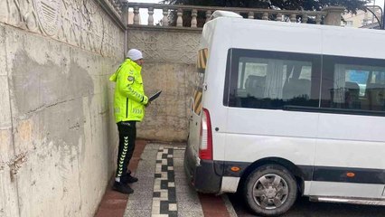 Bolvadin'de servis araçlarına yönelik polis denetimi