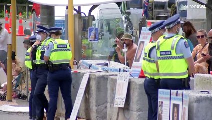 شاهد: إقامة حواجز خرسانية لمنع تدفق المزيد من المتظاهرين المناهضين للقاح في نيوزيلندا