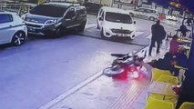 Kaldırımda sürüklenen motosiklet faciaya neden oluyordu