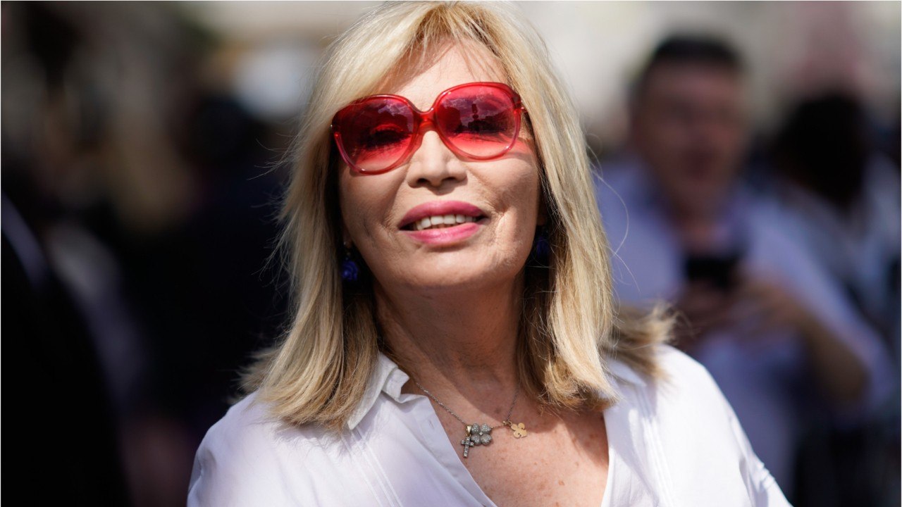 GALA VIDÉO - Amanda Lear : ses confidences sur ses rencontres avec François Mitterrand, Brigitte et Emmanuel Macron