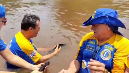 Rio Xambrê é repovoado com a soltura de 50 mil peixes nativos