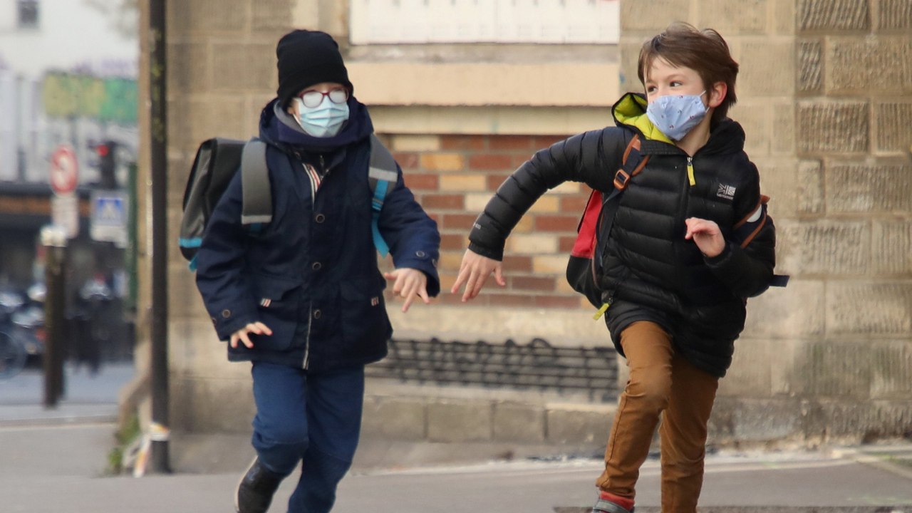 "Les enfants découvrent notre visage" : la fin du masque à la récré soulage enseignants et parents