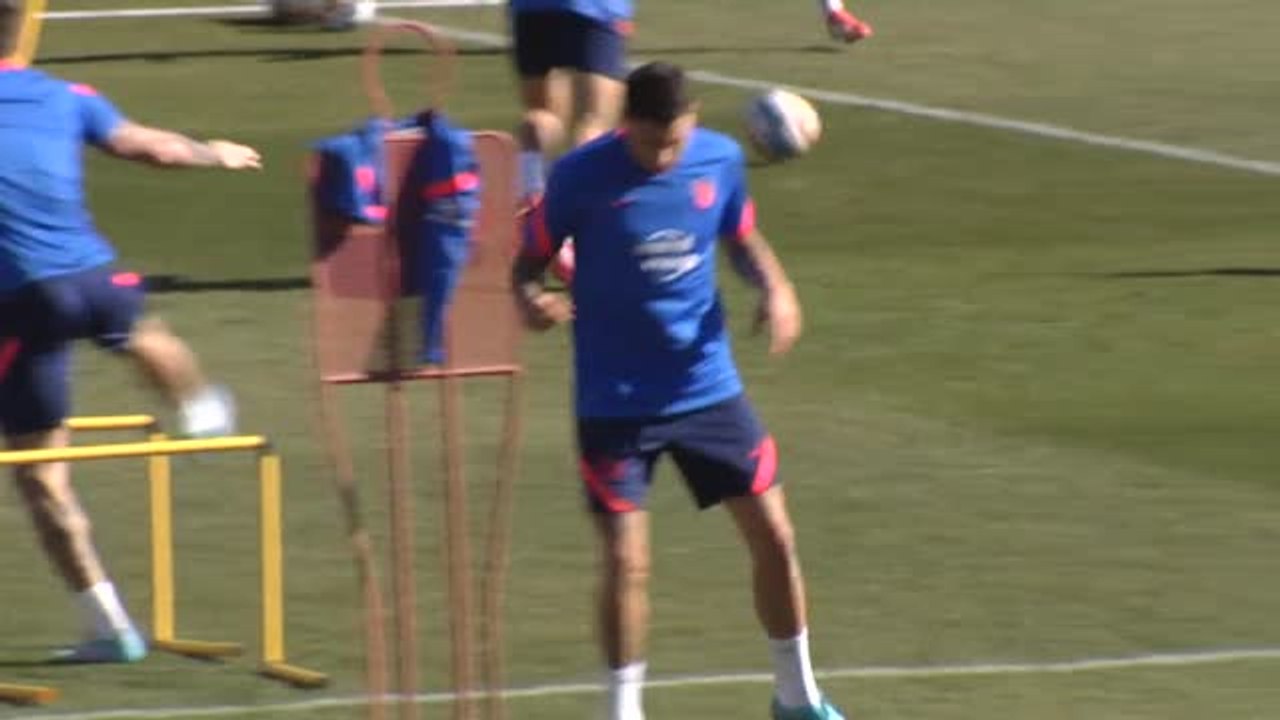 Giménez recibe el apoyo de un grupo de aficionados durante el entrenamiento
