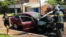 Após falha mecânica, carro pega fogo no Bairro Santa Cruz
