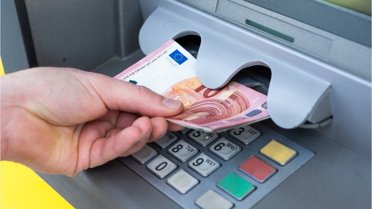 FEMME ACTUELLE - Retraits d’argent : pourquoi il faut absolument retirer dans le distributeur de sa propre banque