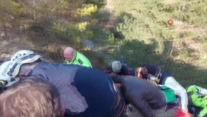 Uçurumdan dereye yuvarlanan otomobildeki baba oğul için seferber oldular