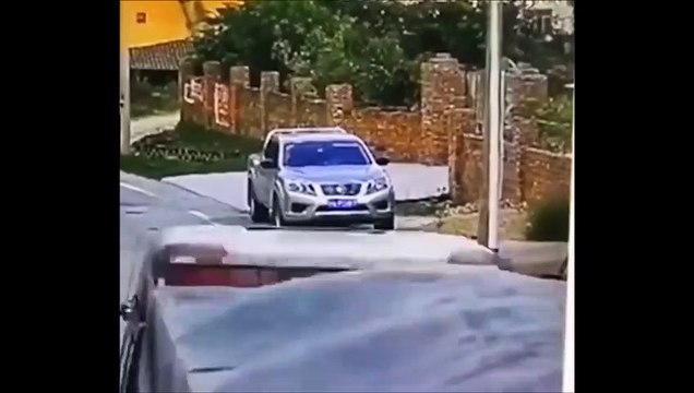 Il échappe 2 fois au pire : double pneu sur la voiture