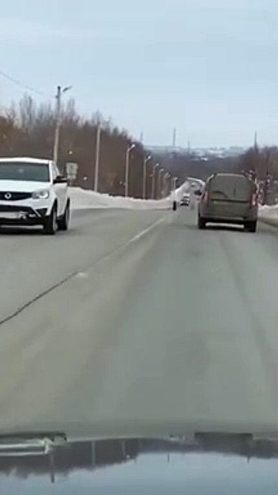 Un pneu se balade sur la route