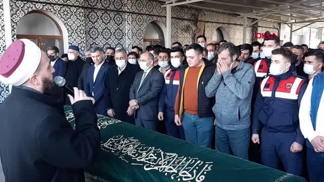 Son dakika haberleri! KAZADA HAYATINI KAYBEDEN GENCİN CENAZESİNE, CEZAEVİNDEKİ BABASI JANDARMA NEZARETİNDE KATILDI