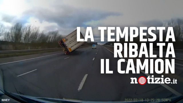 Gb, imperversa la tempesta Eunice: le raffiche di vento ribaltano un camion in autostrada