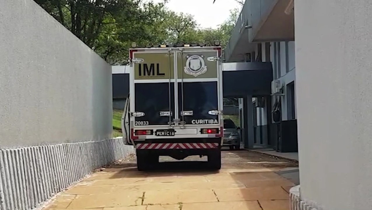 Corpo de Amarildo Rodrigues da Silva, 58 anos, é levado ao IML