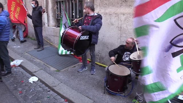 Caterpillar, lavoratori in presidio al Mise: Azienda faccia passo indietro