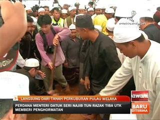 Allahyarham disemadikan bersebelahan pusara ayah
