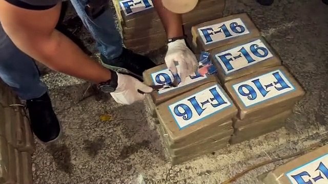 Arrestan dos hombres con 250 paquetes de presumible cocaína en SPM