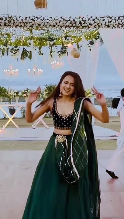 Zarnish saree dance at mahndi