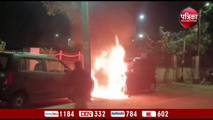 कार पर ज्वलनशील छिड़क लगाई आग, वीडियो कॉल से पत्नी को लाइव दिखाया, देखें वीडियो