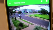 Câmera registra colisão entre carro e moto no Bairro Alto Alegre