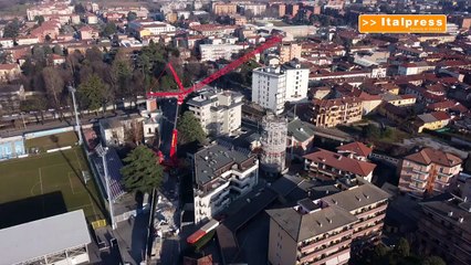 I lavori per abbattere la storica torre dell'acquedotto di Gorgonzola