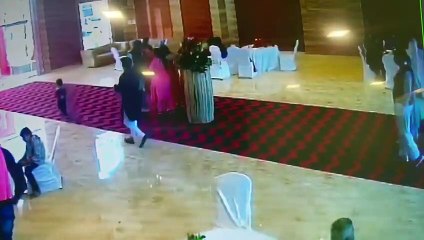 सीसीटीवी फुटेज में देखिए किस तरह जेवर से भरा पर्स चुरा ले गया लड़का