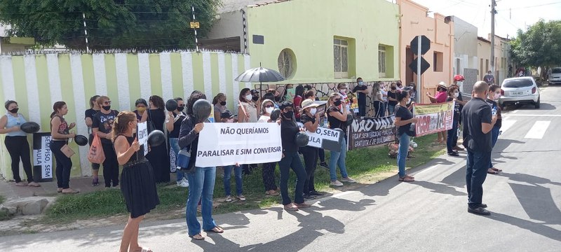 Professores de Piancó paralisam atividades e cobram reajuste do piso ao prefeito Daniel Galdino