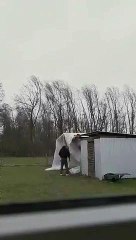 Un homme veut renforcer le toit de son cabanon avant la tempête !