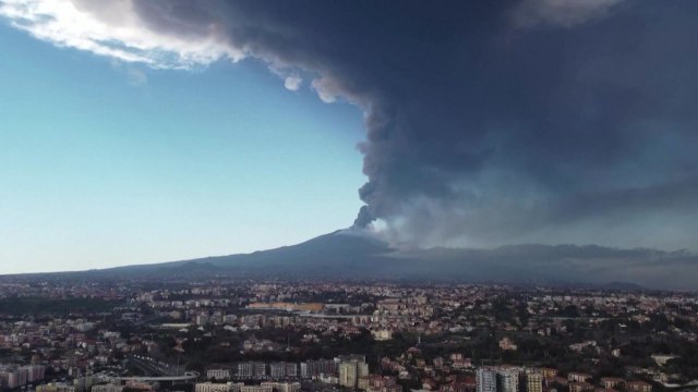 이탈리아 에트나 화산 또 분화...인근 공항 일시 폐쇄 / YTN