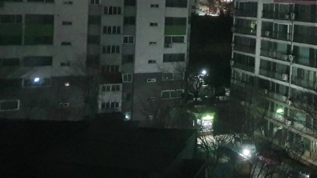 서울 고덕동 아파트 8백여 세대 정전... 설비 문제 / YTN
