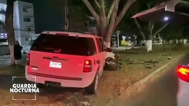 Dos camionetas protagonizaron un choque frontal en de la colonia Arboledas, en Zapopan