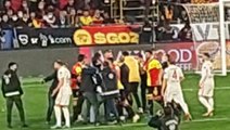 Sanki savaş alanı! Tribünden atlayan taraftar hakeme koştu, yayın kesildi