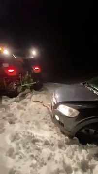 Karlı yolda 4 saat mahsur kaldı