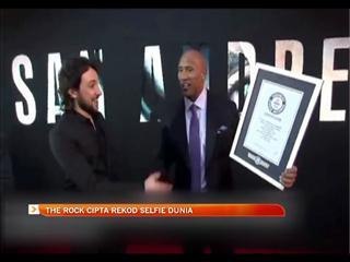 The Rock cipta rekod selfie dunia