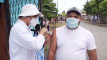 Brigadas de salud inmunizan contra la Covid-19 en el barrio Camilo Ortega