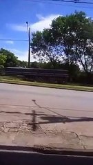 Carreta desgovernada desce avenida, arranca postes provoca pânico em Minas