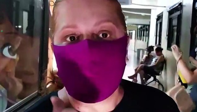 Minha tia tem Alzheimer, não consegue ficar em pé e tá aqui plantada , diz mulher revoltada após 7 horas de espera