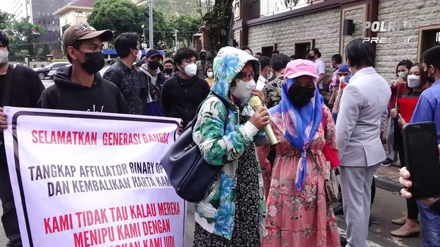 Korban Aplikasi Binomo Menggelar Demo di Depan Mabes Polri