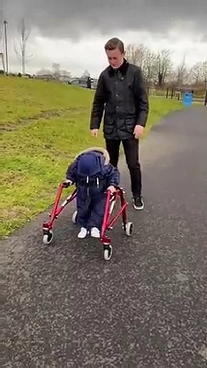 El emotivo vídeo de un niño con parálisis cerebral que camina por primera vez gracias a un andador
