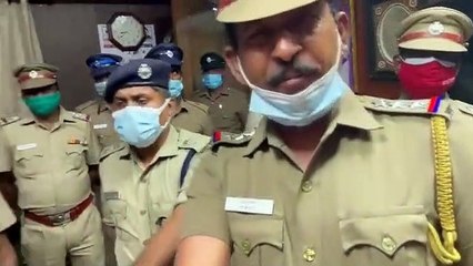 மனைவி மற்றும் மகன் முன்னிலையில் கைது செய்யப்பட்ட அமைச்சர் ஜெயக்குமார் - வீடியோ