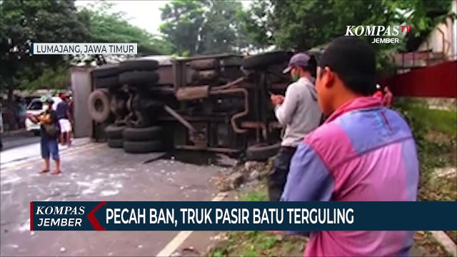 Pecah Ban, Truk Muatan Pasir dan Batu Terguling, Sopir Terluka