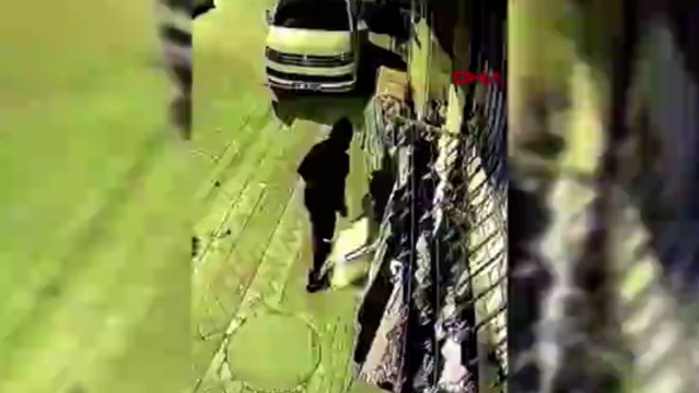 Sultangazi'de kıyafet hırsızları ev sahibine yakalandı