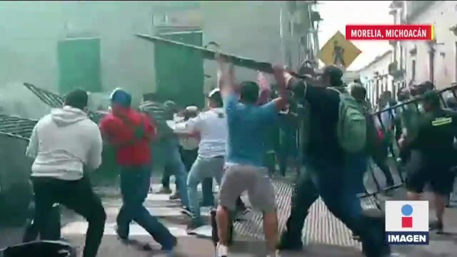 Maestros de la CNTE intentan entrar a la fuerza a Palacio de Gobierno de Michoacán