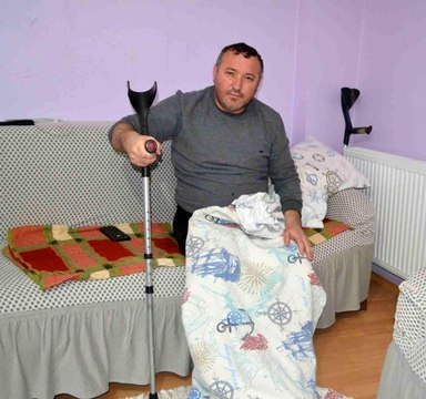 Arkadaş kavgasını ayırmak isteyen muhtar silahla vuruldu