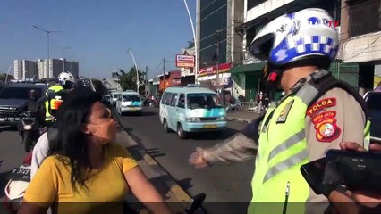 Tak Pakai Helm Usai Jemput Anak, Ibu-ibu Dihukum Dorong Motor