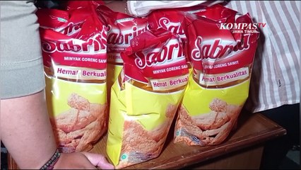 Langka, Warga Madiun Berburu Minyak Goreng Hingga Malam Hari
