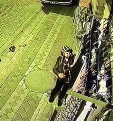 SULTANGAZİ'DE KIYAFET HIRSIZLARI EV SAHİBİNE YAKALANDI