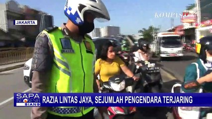 Sanksi Dorong Motor DIberikan ke Seorang Ibu Karena Tidak Pakai Helm saat Terjaring Razia